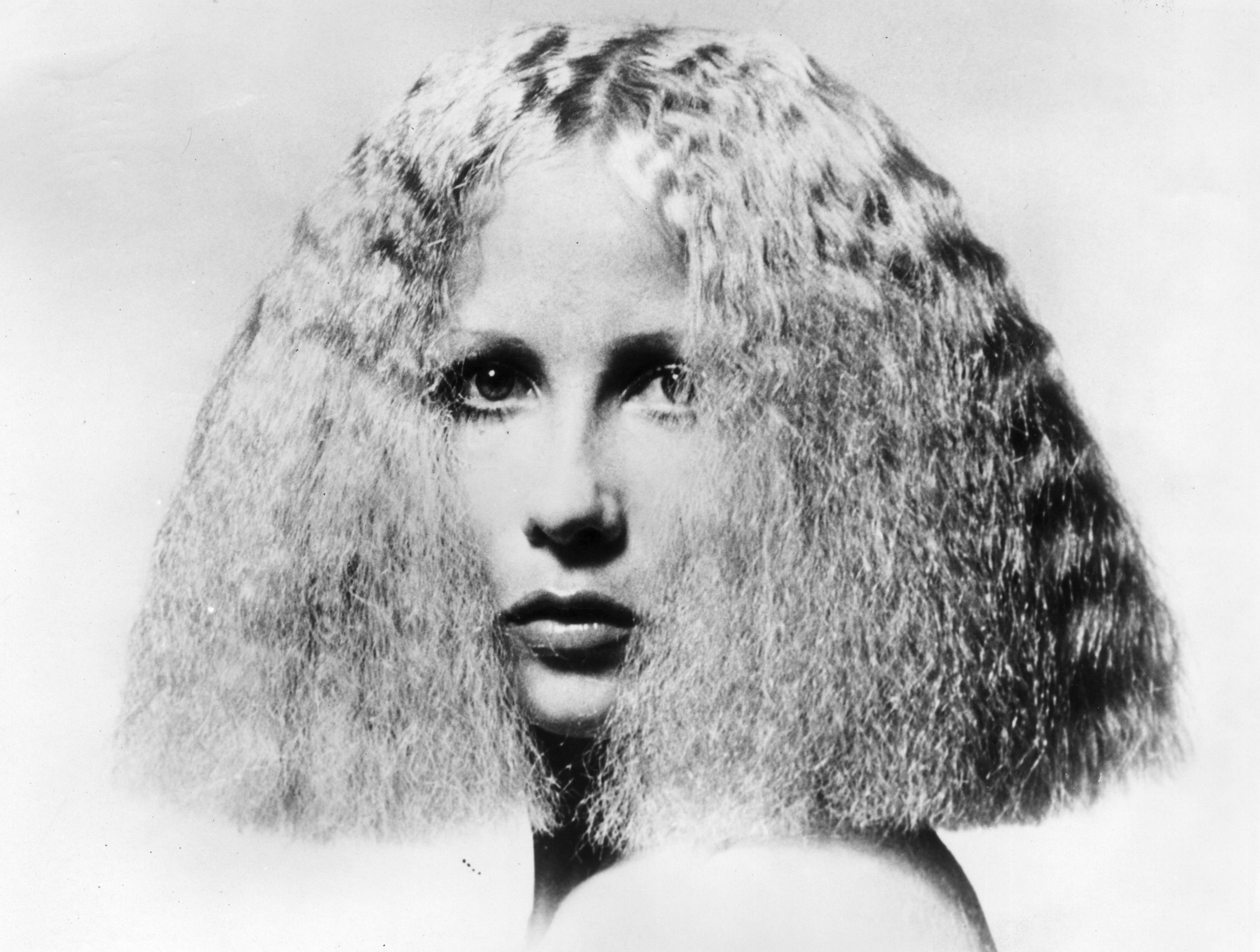 format landscape;close-up;female;hair;fashion & clothing;europe;cp w 3239;key sub/fashion/20c/hair 1974/box 181 head face person human hair art