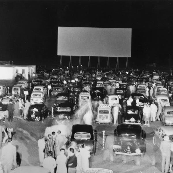 black & white;format landscape;vehicle;car;film;20th century style;1950s;1960s;feats achievements;road transport;europe;key 677457 d;key sub/film/cinemas/drive-in open air interior design indoors person human car transportation vehicle room theater crowd