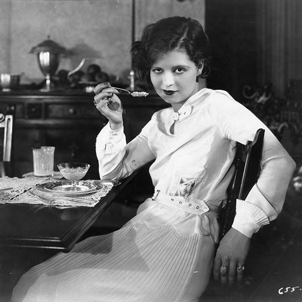 black & white;format landscape;female;food;crockery;cutlery;film;film actress;personality;birthdays;american;m 117567 box 635 5/4;m/cin/port/bow/clara person human dining table furniture table