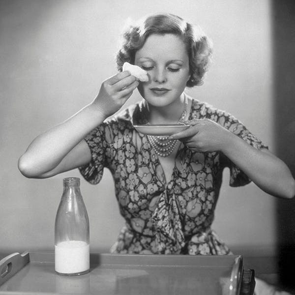 england;black & white;format portrait;female;bottle;make up;drink;the stage;stage actress;20th century style;1930s;personality;beauty & cosmetics;food & drink;british;europe;sas 4013-17;m/bea/beau/facial person human