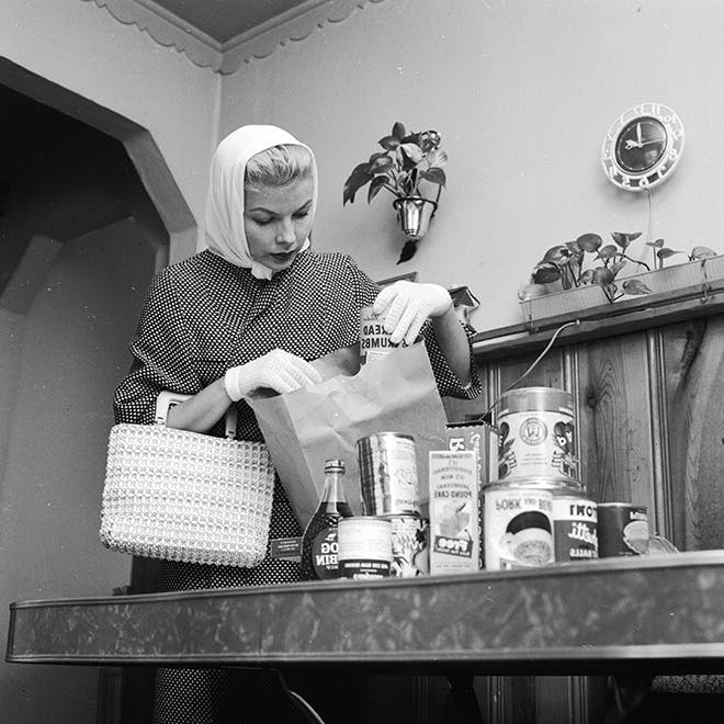 black & white;format square;female;food;groceries;tin can;domestic life;north america;3l 6621-11 person human shelf tin