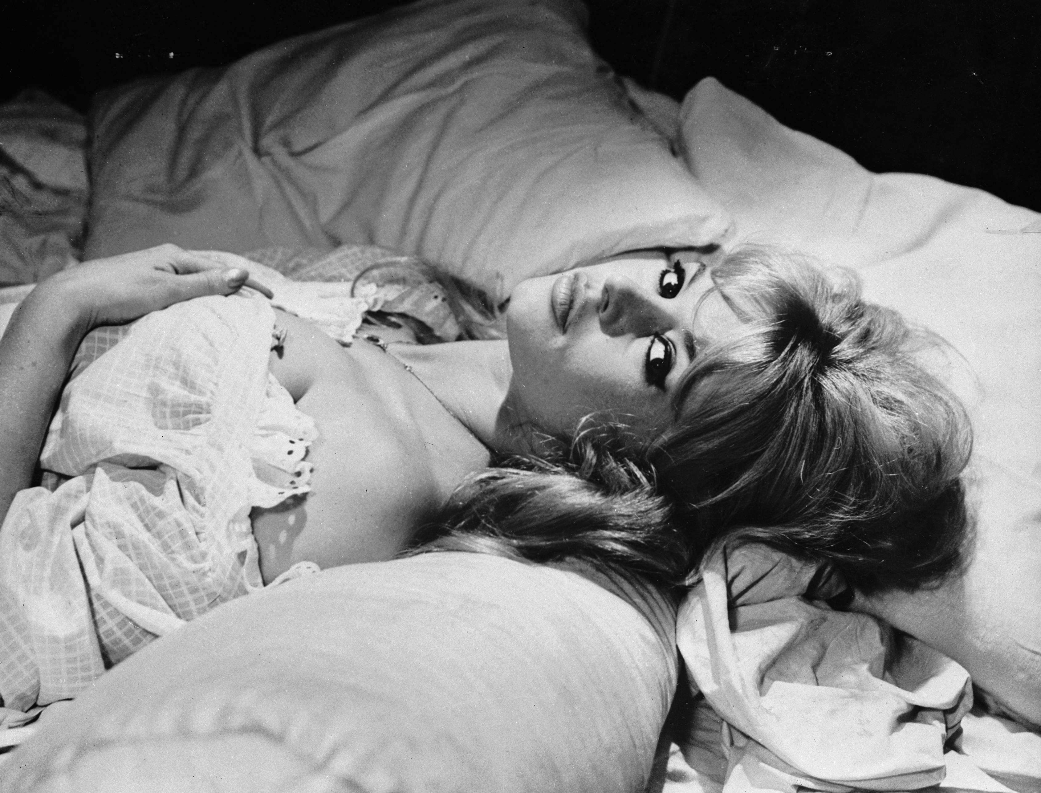 black & white;format landscape;female;film;sex symbol;film actress;personality;french;key fs 14862-;key p/bardot/brigitte pillow cushion furniture bed person female bedroom indoors room blanket